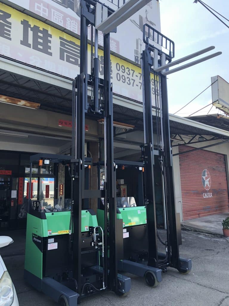 TOYOTA 8FBR15 立式前移電動堆高機，門架升起狀態