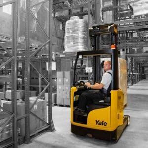 YALE 耶魯 MR14-25 立式前移堆高機系列原廠應用圖,倉儲高架走道作業(系列代表圖,車身未標示特定型號)