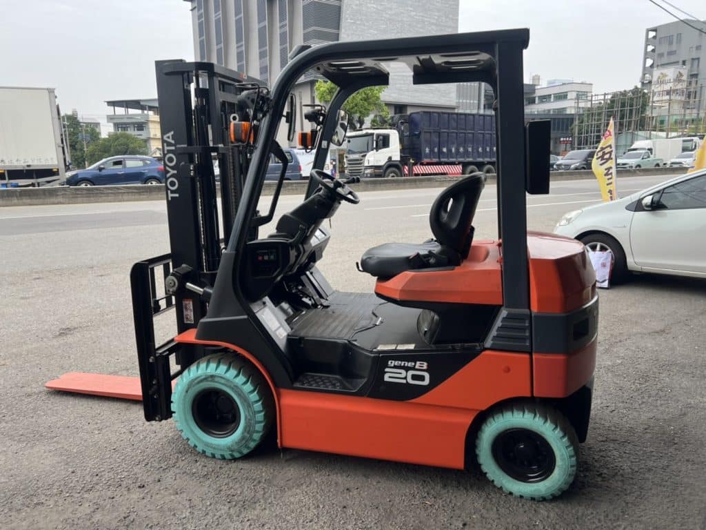 TOYOTA 8FB20 四輪座式電動堆高機側面，車身徽章標示 gene B 20（2 噸）