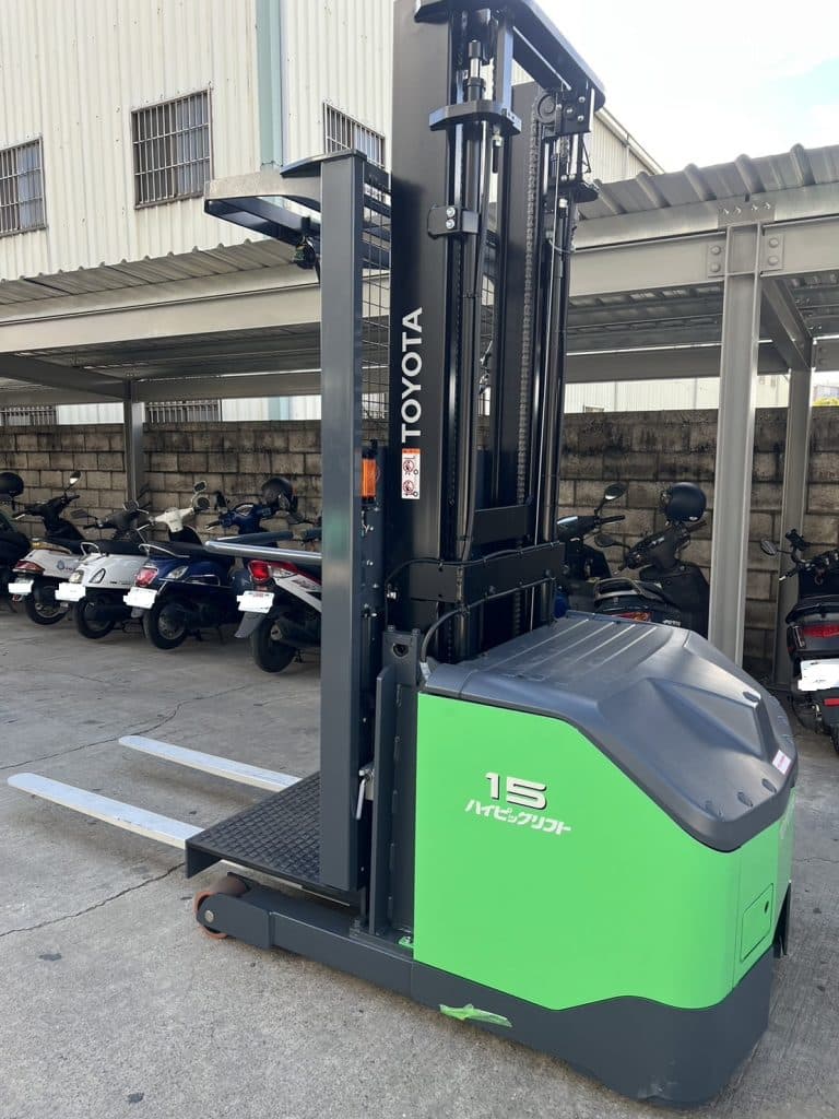 TOYOTA 8FBP15 電動揀料機，車身標示 15